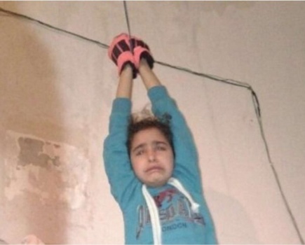بالصور.. أب يربط أيدي طفلته ويعلقها بوحشية لإجبارها على التسول!