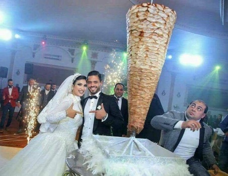 ليست مزحة: عروسان مصريان يستبدلان "تورتة" الزفاف بسيخ شاورما!!