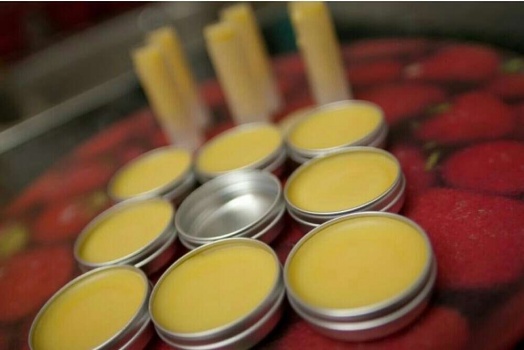 طرق طبيعية لعلاج تشقق الشفاه !!