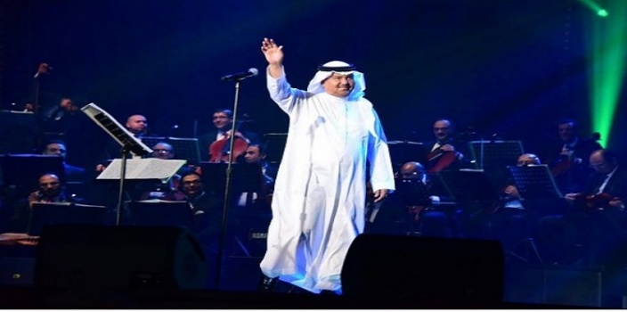 بالفيديو- محمد عبده يرمي عقاله في حفله بالسعودية... وهذه هوية الشاب الذي إلتقطه
