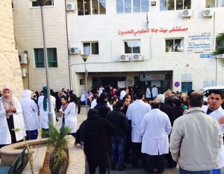 ممرضو بيت لحم يحتجون رفضا لـلاعتداء على زميلهم