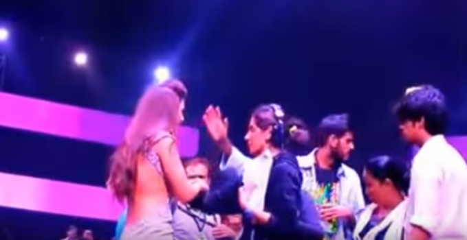 فيديو| شاب يصفع مقدمة برامج بسبب فستانها!