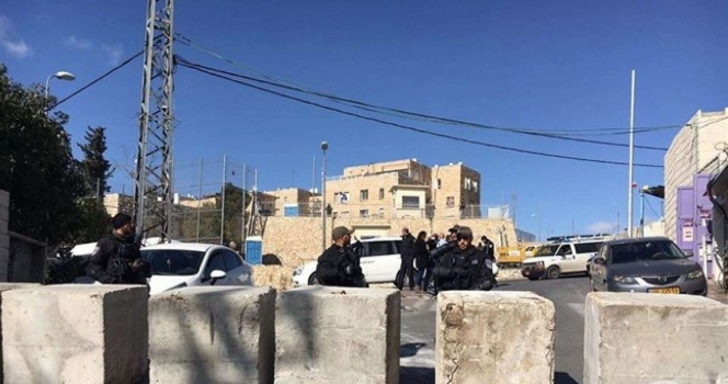 صور- الاحتلال يفكك خيمة عزاء الشهيد القنبر