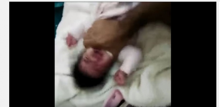 تحذير: مشهد قاسي +18 .. فيديو لتعذيب طفلة رضيعة بوحشية والمتهم والدها !
