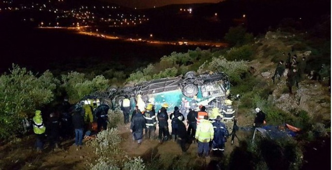 بالبيجامات وتحت أمطار غزيرة، الفلسطينيون قدموا المساعدة لمصابي الحافلة الإسرائيلية