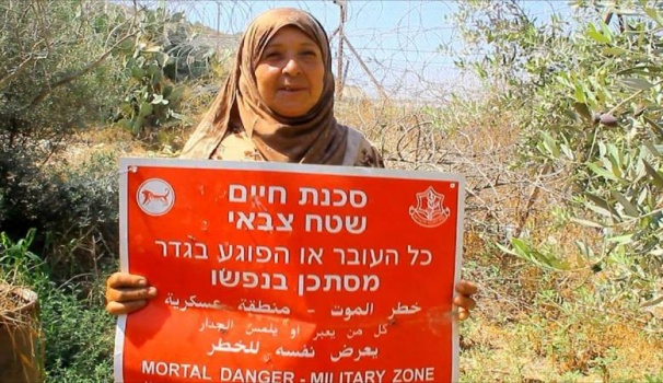 نفتخر بها.. شوقية سيدة فلسطينية ترفض المليون شيقل وتبقى للحاجز جارة