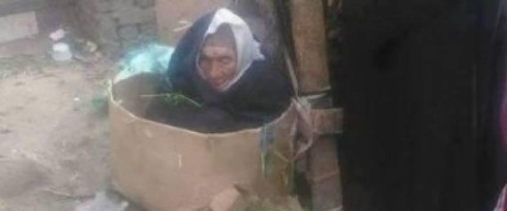 صدمت كل من شاهدها... مسنَّة مصرية كفيفة تعيش في كرتونة.. هذه قصتها