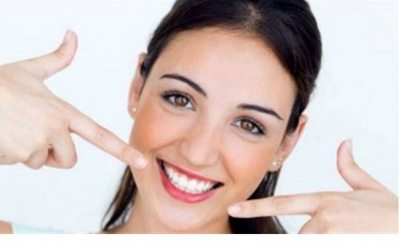 تعرَّفْ على أسوأ 9 أمور تضرُّ بأسنانك.. تقوم بإحداها يومياً