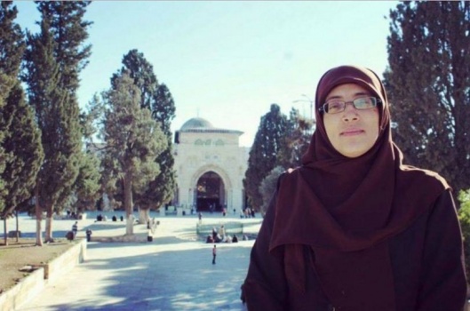 الاحتلال يجدد منع المقدسية خديجة خويص من السفر