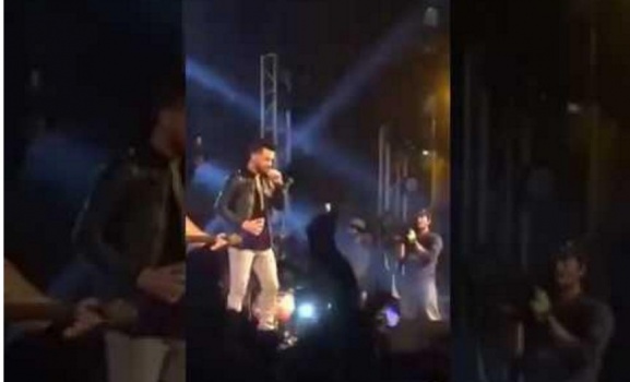 فيديو -  مغني يوقف حفله لإنقاذ فتاة تعرضت للتحرش وسط الحضور