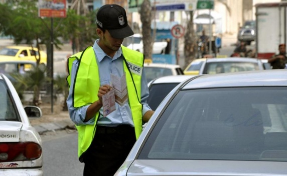 غزة: 180 دينارا لمن يقود مركبة دون رخصة.. و 100 شيقل للسائق المدخن