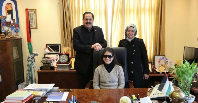 صيدم يستقبل الطالبة الكفيفة المبدعة أميرة أبو عرقوب