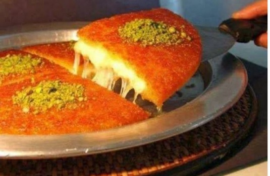 بالفيديو.. "الكنافة" تشعل معركة عنيفة بين سوريين ومصريين
