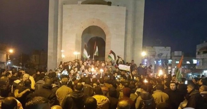 تظاهرة في رفح تطالب برفع " الظلم " عن سكان غزة بسبب أزمة الكهرباء