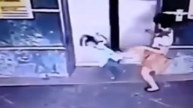 بالفيديو.. أم تنقذ ابنتها من المصعد بركلة!