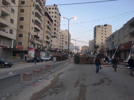 شباب مخيم قلنديا يغلقون شارع " القدس" للضغط على السلطة التدخل في ملف الاسرى المضربين عن الطعام