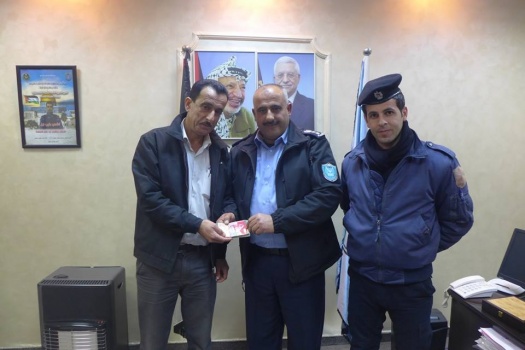 شرطي يعثر على مبلغ 20 الف شيكل فُقِد من مواطن ويسلمه لصاحبه