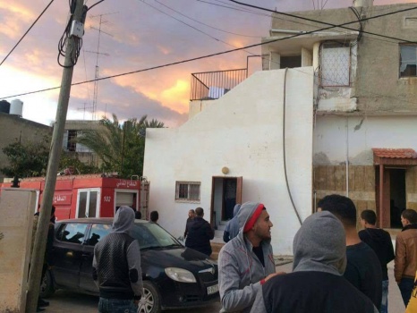 صور: الدفاع المدني يتعامل مع حريق منزل ويسلم مصاغا ذهبيا عثر عليه اثناء اخماد الحريق