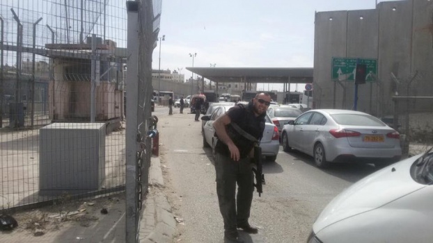 اصابة فتاة ومسنة على حاجز قلنديا شمال القدس