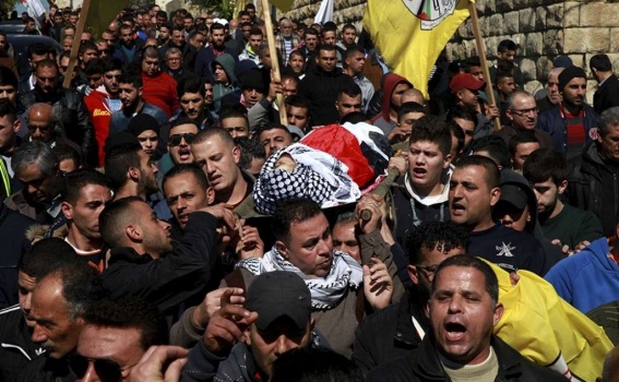 آلاف الفلسطينيين في طولكرم يشيعون جثمان الشهيد محمد الجلاد
