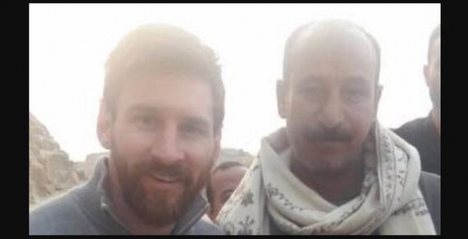 قصة "الراجل اللي واقف جنب ميسي" في الأهرامات