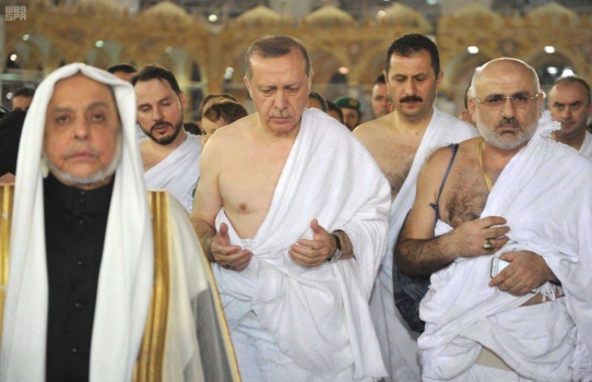 بالصور:  أردوغان يؤدي مناسك العمرة في ختام جولته لبعض دول الخليج