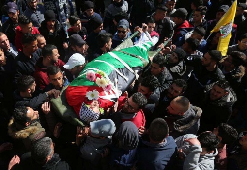 بالصور..تشييع جثمان الشهيد أبو غوش في مخيم قلنديا