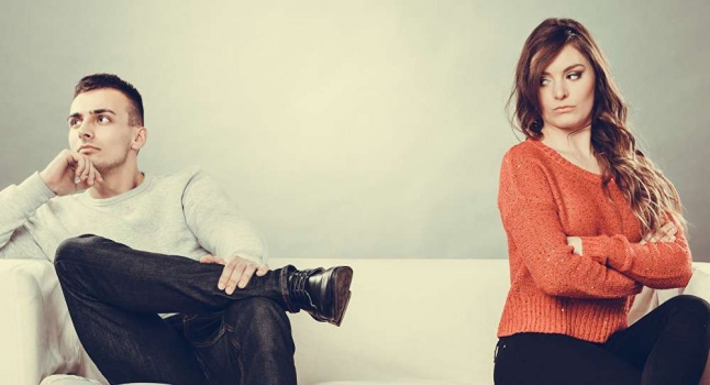 كيف ينظر الرجل إلى احتفاظ زوجته باسم عائلتها بعد الزواج؟