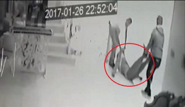فيديو مروع لمقتل شاب كويتي على يد أصدقائه!