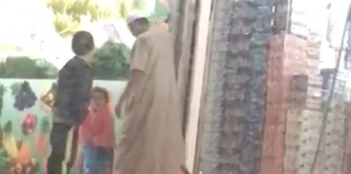 فيديو صادم - مسن يتحرش بطفلة في الشارع في مكة المكرمة.. شاهدوا ماذا فعل!!