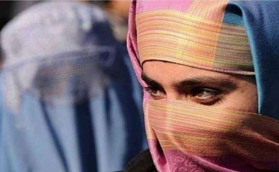أفغانية تقدم على الإنتحار بعد مكالمة هاتفية من زوجها!