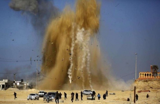 (صور وفيديو).. بالمدفعية والطيران.. الجيش الإسرائيلي يقصف قطاع غزة