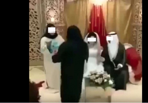 لن تصدق ما فعلته ام بعروس ابنها بعد ان عرفت عمرها الحقيقي!