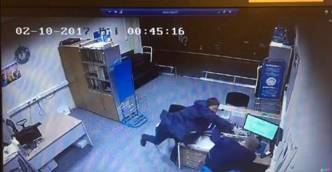 مسافر متأخر ينقض على موظف شركة الطيران ويوجه له اللكمات