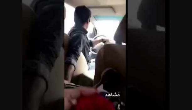 فتاة سعوديّة تصور مقطع فيديو لسائق يتحرش بها بالسيارة.. ومطالبات بمحاسبتهما معًا
