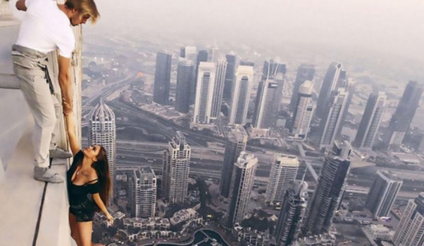 فيديو يحبس الانفاس .. استدعاء الروسية صاحبة "سيلفي" ناطحة السحاب بدبي وهي ممسكة فقط بيد مساعدها