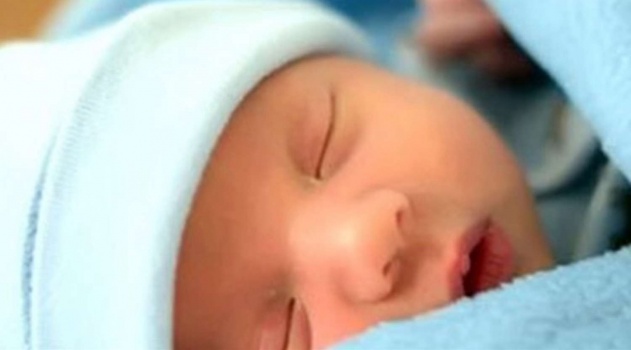 العثور على رضيع مرمياً على باب مسجد بغزة