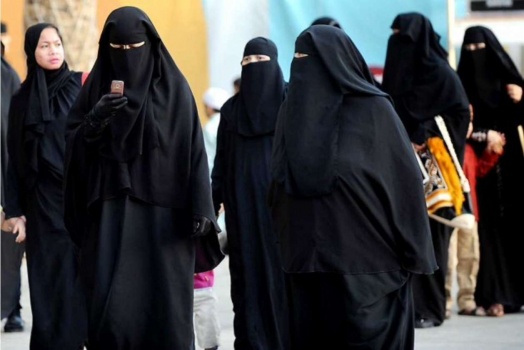 سعوديون يطالبون بقتل البنات