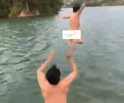 شاهد كيف ألقى أب ابنه في البحيرة !!