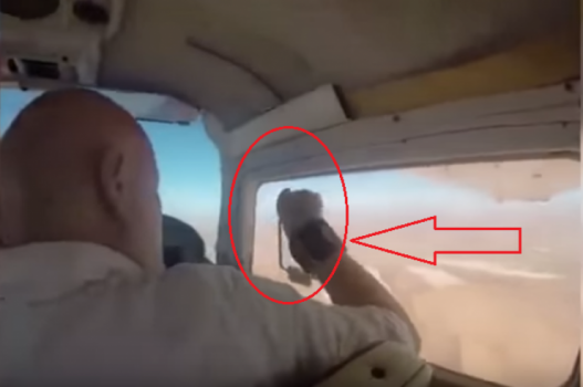هذا ما حدث لرجل فتح نافذة طائرة لالتقاط صورة!