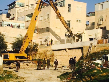 الاحتلال يهدم منزلا ويشرد ساكنيه في بيت حنينا