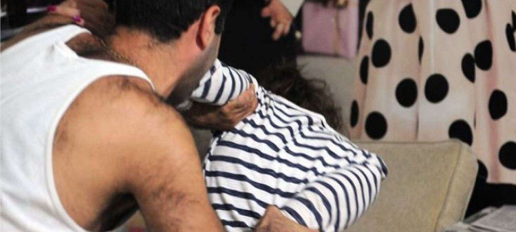 أبرَح زوجته ضرباً وكسَر يدها.. والسبب!