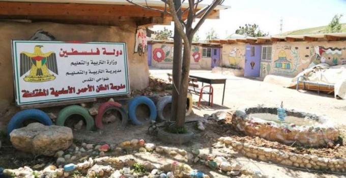 الاحتلال يسلم إخطارات بهدم 40 منزلا ومدرسة في "الخان الأحمر" خلال ايام