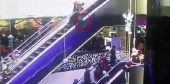 فيديو مؤلم لرضيع يسقط عن درج كهربائي بعد تعثر أمه يؤدي لمصرعه !