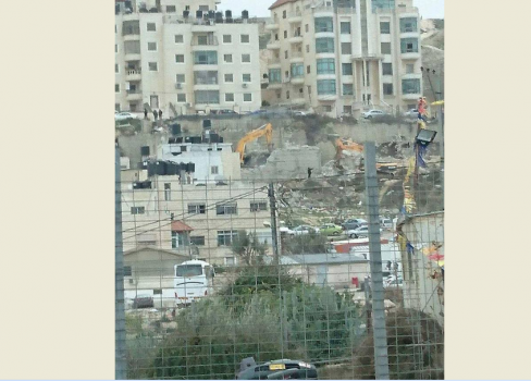 جرافات الاحتلال تهدم مبنى قيد الإنشاء في بيت حنينا بالقدس المحتلة