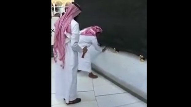 بالفيديو.. غسل الكعبة المشرفة من آثار "حادثة البنزين"