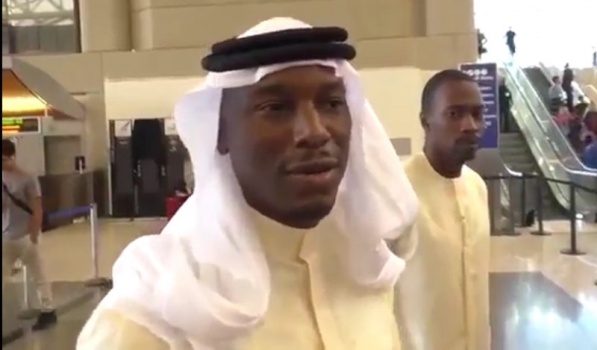 بالفيديو - ممثل أمريكي شهير يسافر بزي مسلم تحديا لقرار ترامب