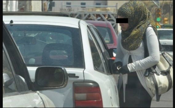 متسولات شابات في شوارع عمان.. "شياكة" لافتة: اناقة في الهندام و لباقة في الاسلوب