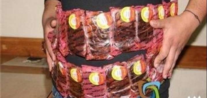 فيديو..الاحتلال يضبط طفلا استغله ذووه لتهريب كميات من المعسل
