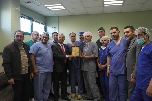 بالصور..تكريم طبيب أجرى أول عملية قص معدة في مسشفى جنين الحكومي